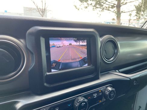 Used 2023 Jeep Gladiator Sport image 29