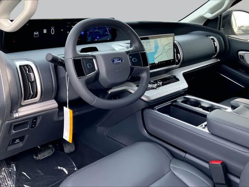 Used 2026 Ford Expedition Active RWD image 6
