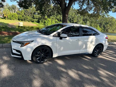Used 2023 Toyota Corolla SE FWD image 2