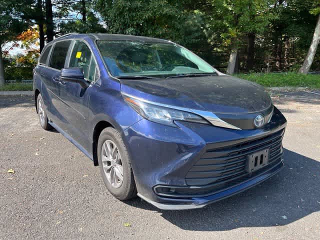 Used 2023 Toyota Sienna LE FWD image 3