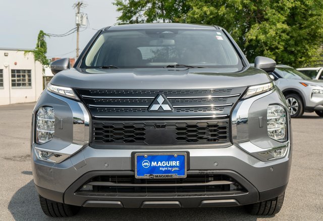 Used 2023 Mitsubishi Outlander SE AWD/4WD image 3