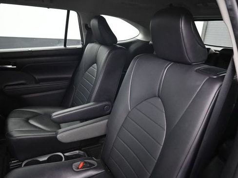 Used 2020 Toyota Highlander XLE AWD/4WD image 25