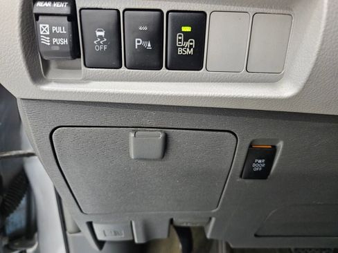 Used 2015 Toyota Sienna XLE Premium FWD image 28