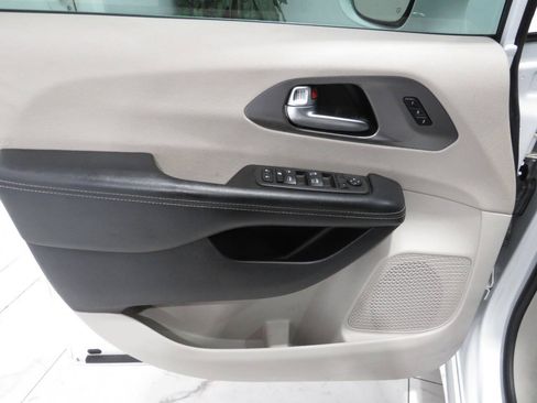 Used 2022 Chrysler Pacifica Touring-L FWD image 21