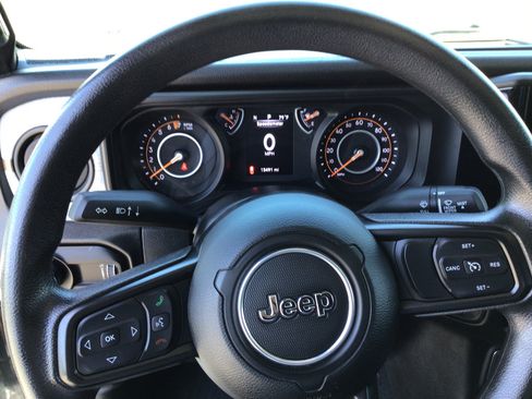 Used 2024 Jeep Gladiator Sport AWD/4WD image 7