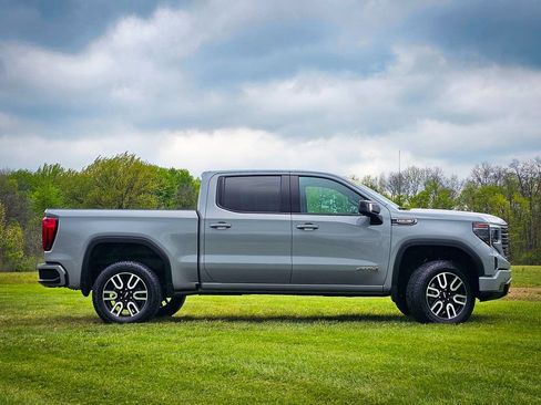 Used 2024 GMC Sierra 1500 AT4 w/ Technology Package AWD/4WD image 3