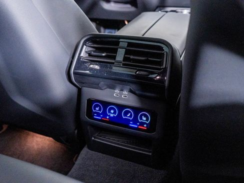 Used 2025 BMW M5 w/ Executive Package image 37