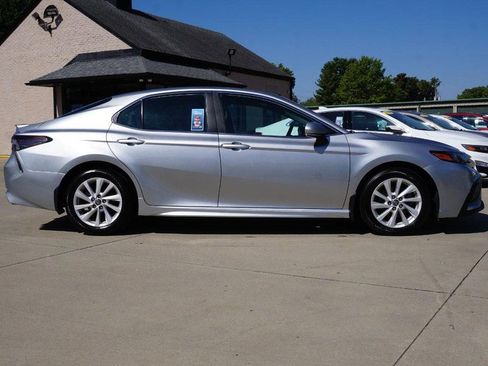 Used 2022 Toyota Camry SE image 2