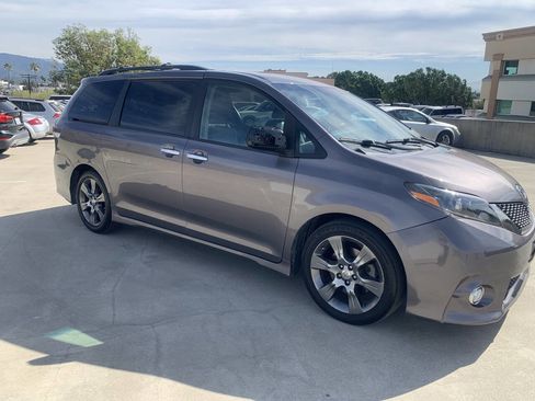 Used 2016 Toyota Sienna SE image 5