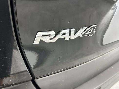 Used 2022 Toyota RAV4 XLE Premium FWD image 11