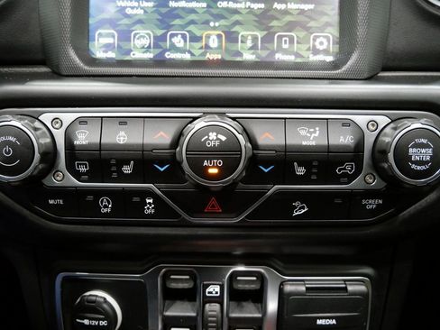 Used 2019 Jeep Wrangler Unlimited Sahara image 20