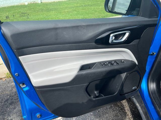 Used 2023 Jeep Compass Limited w/ Sun and Sound Group AWD/4WD image 9