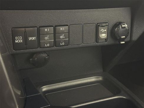 Used 2018 Toyota RAV4 SE image 28