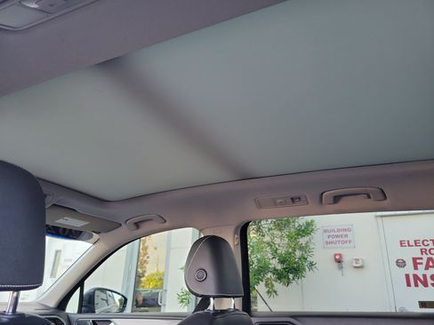 Used 2022 Volkswagen Tiguan SE w/ Panoramic Sunroof Package FWD image 17