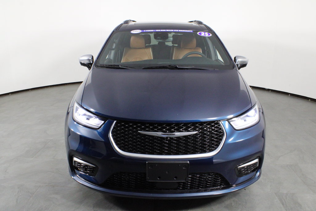 Used 2025 Chrysler Pacifica Pinnacle FWD image 11