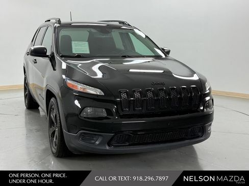 Used 2017 Jeep Cherokee Sport FWD image 4