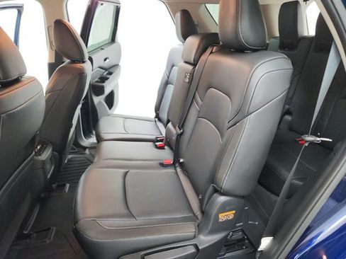 Used 2025 Nissan Pathfinder SL FWD image 33