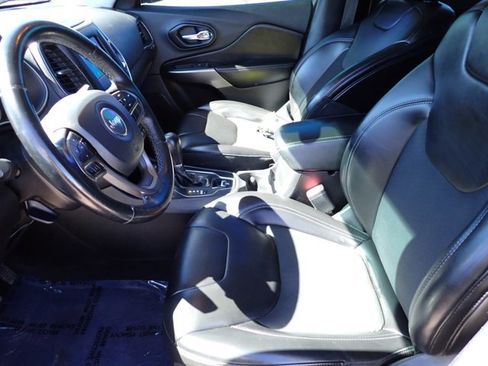 Used 2019 Jeep Cherokee Latitude Plus w/ Cold Weather Group image 12