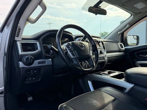 Used 2019 Nissan Titan PRO-4X AWD/4WD image 11
