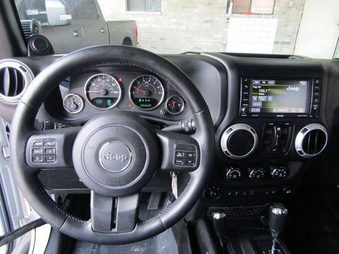 Used 2014 Jeep Wrangler Unlimited Rubicon w/ Connectivity Group AWD/4WD image 16