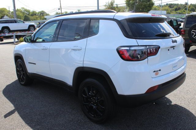 Used 2025 Jeep Compass Latitude w/ Convenience Group AWD/4WD image 26