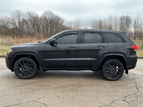 Used 2018 Jeep Grand Cherokee Altitude image 2