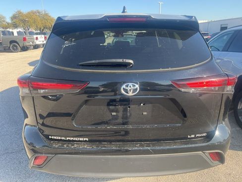Used 2024 Toyota Highlander LE image 5