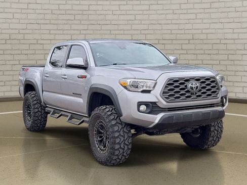 Used 2020 Toyota Tacoma TRD Off-Road w/ Technology Package AWD/4WD image 3