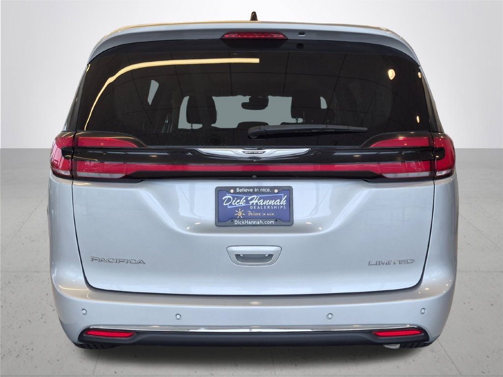 Used 2023 Chrysler Pacifica Limited FWD image 8