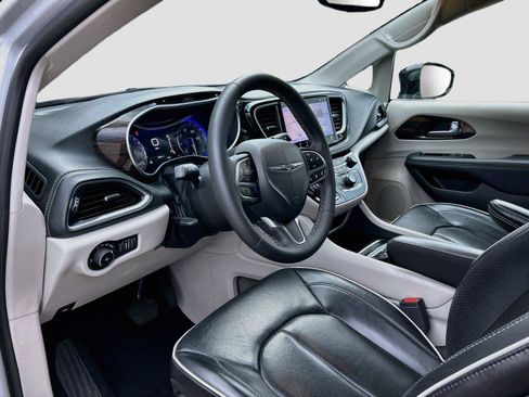 Used 2024 Chrysler Pacifica Limited FWD image 25