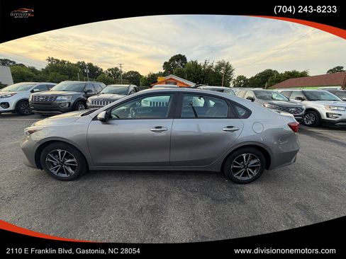 Used 2022 Kia Forte LXS w/ LXS Technology Package FWD image 4