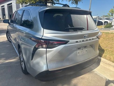 Used 2023 Toyota Sienna XLE FWD image 4