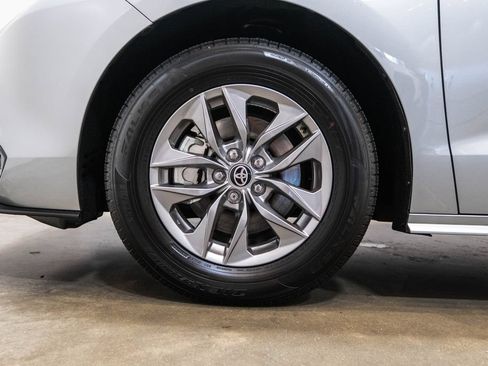 Certified 2025 Toyota Sienna LE FWD image 11