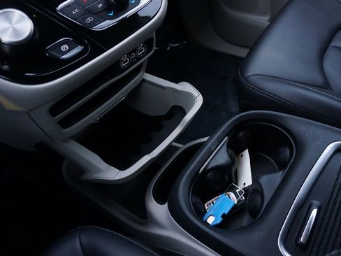 Used 2024 Chrysler Pacifica Touring-L image 17