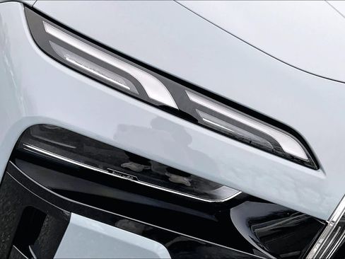 Certified 2023 BMW 740i image 28