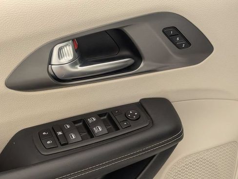 Used 2023 Chrysler Pacifica Touring-L FWD image 11
