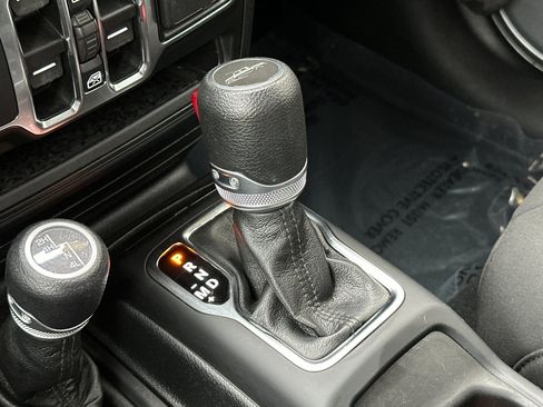 Used 2021 Jeep Gladiator Willys image 19