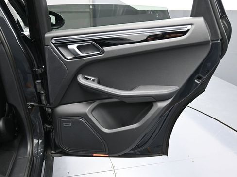 Certified 2025 Porsche Macan AWD/4WD image 25