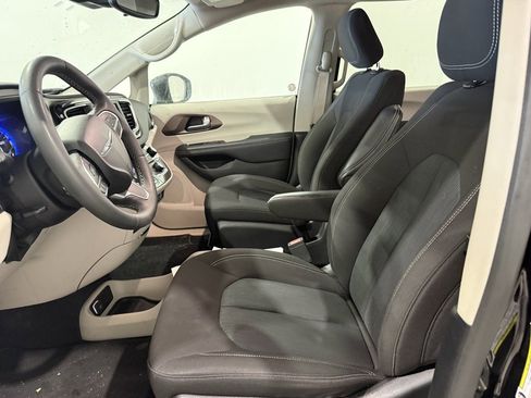 Used 2023 Chrysler Voyager LX image 12