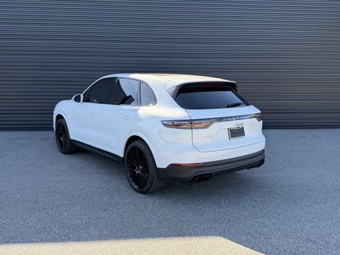 Certified 2022 Porsche Cayenne Platinum Edition image 3