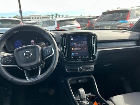 Used 2023 Volvo XC40 Recharge Plus image 3