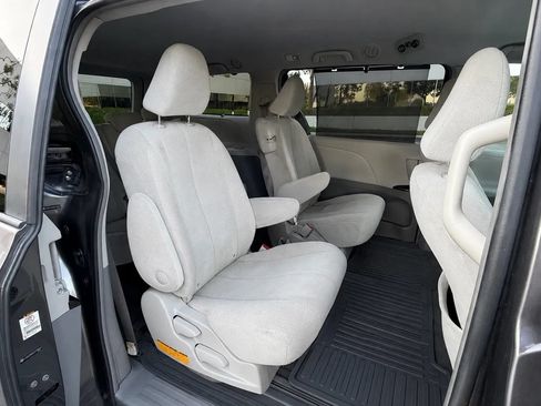 Used 2012 Toyota Sienna LE w/ Towing Pkg FWD image 13