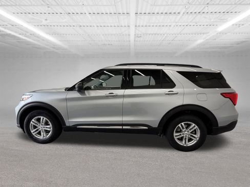 Used 2022 Ford Explorer XLT w/ Equipment Group 202A AWD/4WD image 2