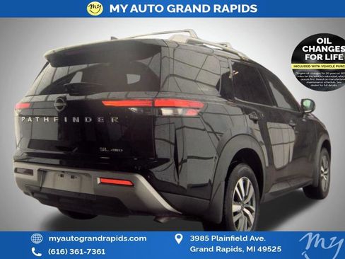 Used 2025 Nissan Pathfinder SL AWD/4WD image 6