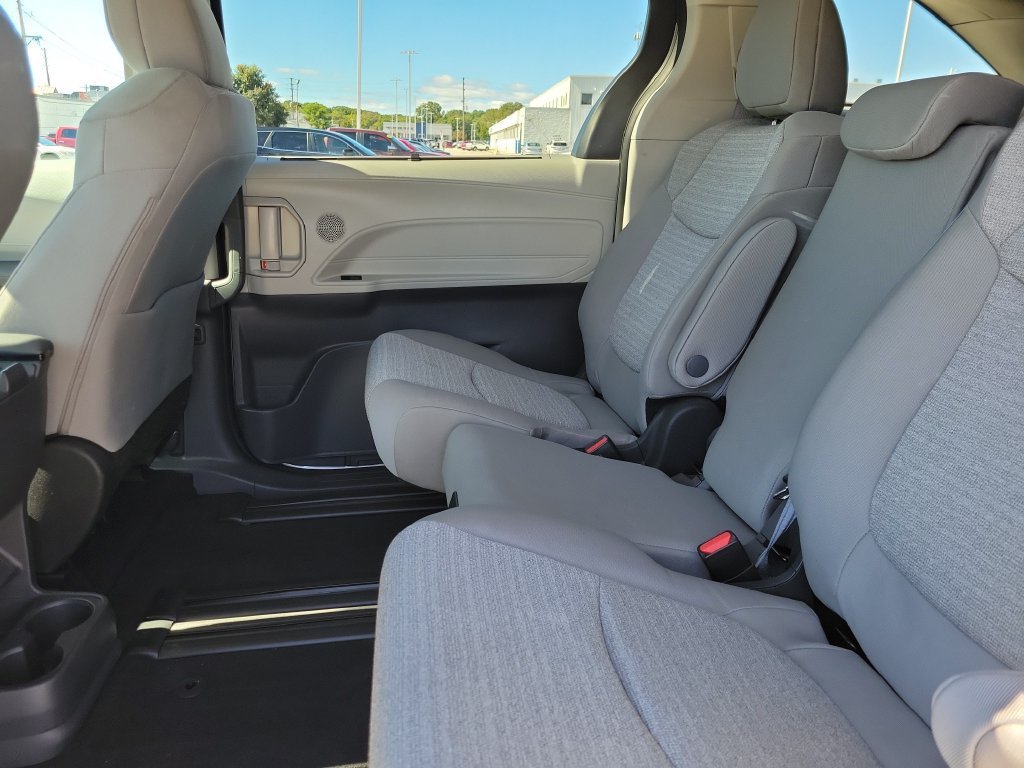 Used 2024 Toyota Sienna LE AWD/4WD image 9