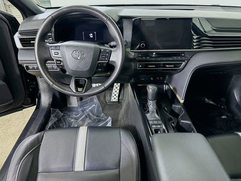 Used 2025 Toyota Camry SE image 17