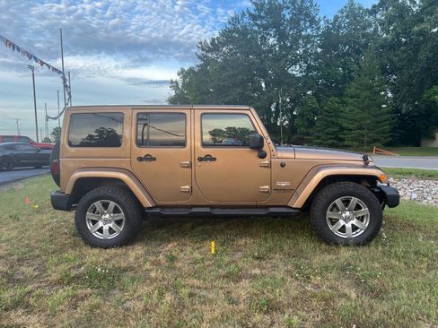 Used 2015 Jeep Wrangler Unlimited Sahara w/ Max Tow Package AWD/4WD image 2