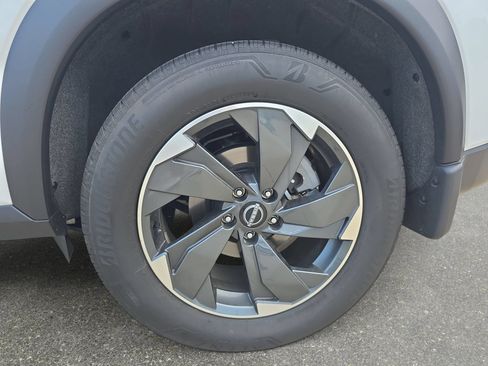 Used 2024 Nissan Rogue SV w/ SV Premium Package AWD/4WD image 32