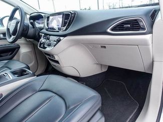 Used 2023 Chrysler Pacifica Touring-L video 4