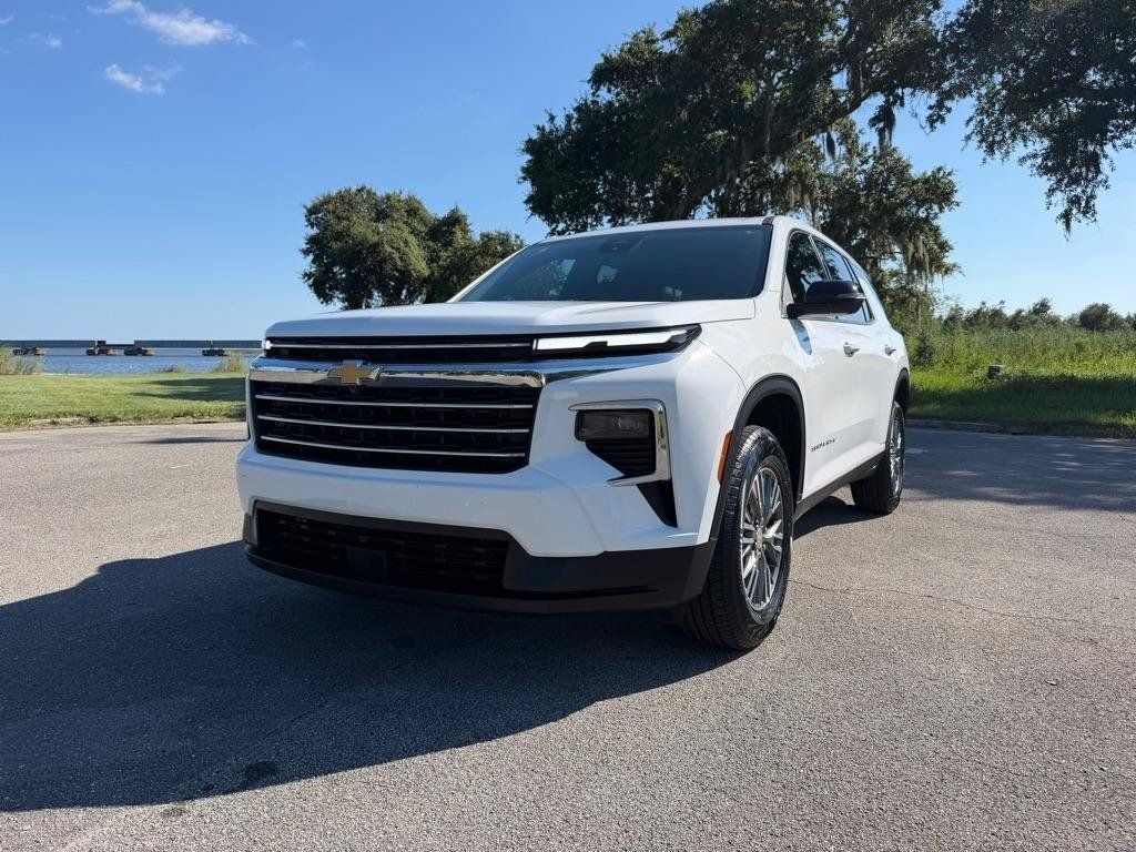 Used 2024 Chevrolet Traverse LT FWD image 2